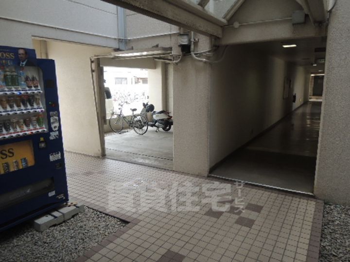 アメニティー新高二番館(低層棟)の玄関