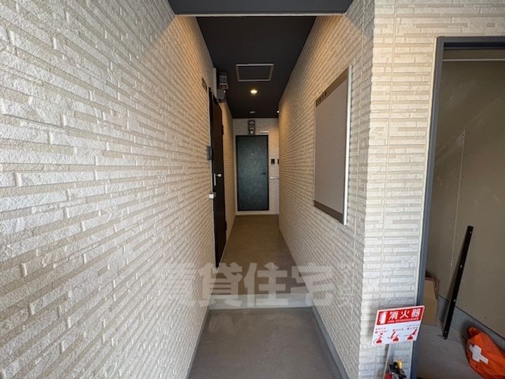 大阪府枚方市出口2丁目の賃貸アパートの玄関
