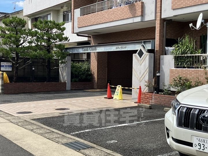 愛知県名古屋市千種区新西1丁目の賃貸マンションの玄関