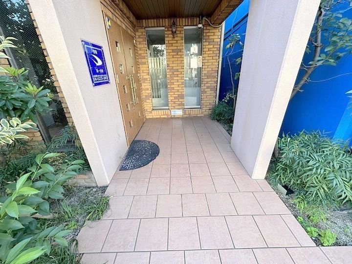 フローライト上新庄駅前の玄関