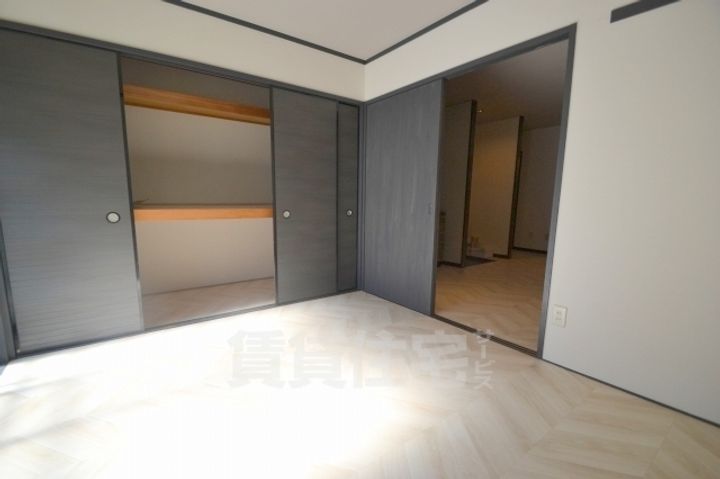 スタンドアップ十三の寝室