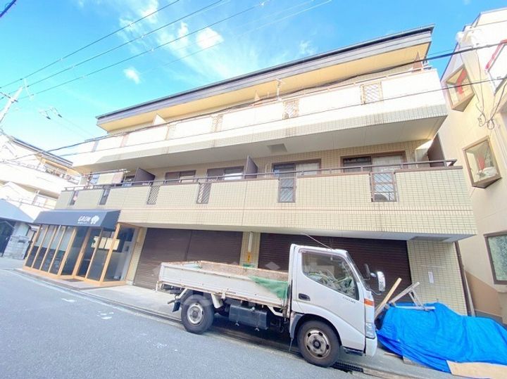 マンションカワハラの外観