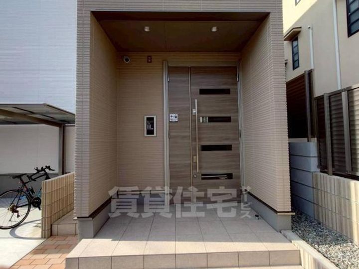 大阪府豊中市末広町1丁目の賃貸アパートの玄関