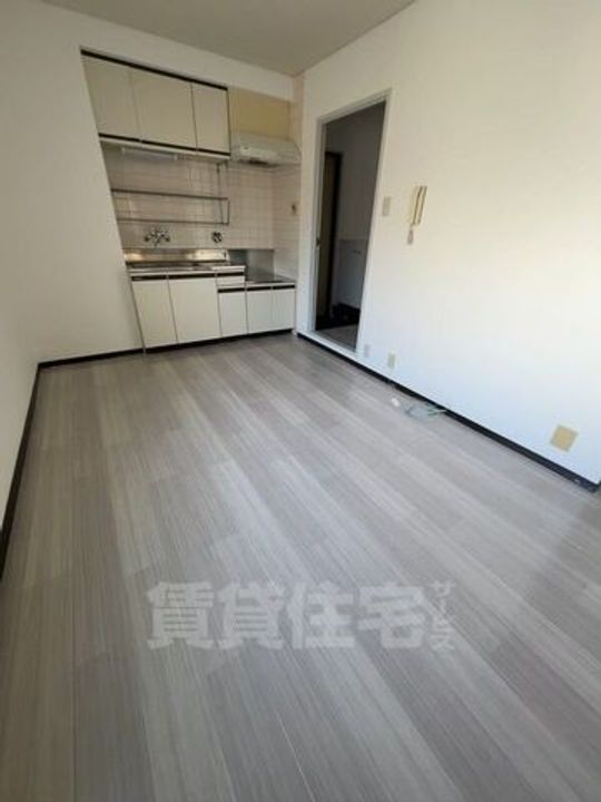 パインブルック東住吉310の居間