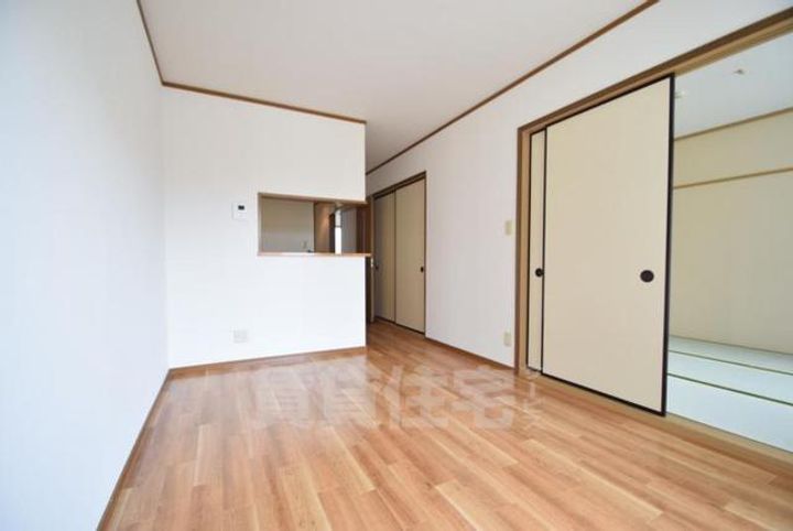 大阪府摂津市三島3丁目の賃貸アパートの居間