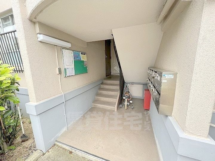 フラワリータウン志紀D棟の玄関