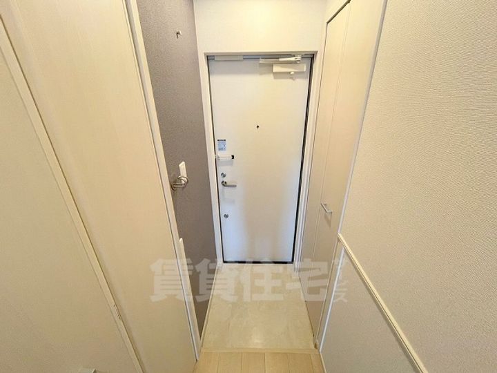 メゾンルミネ若松の玄関