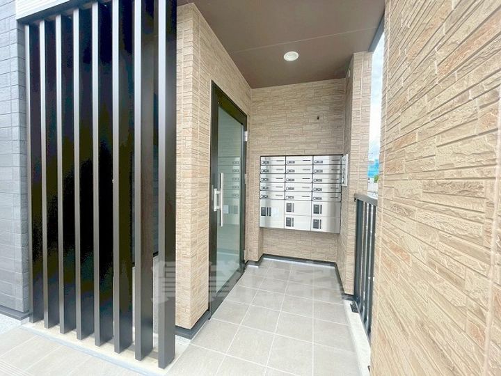 メゾンルミネ若松の玄関