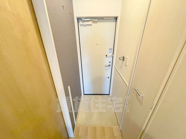 メゾンルミネ若松の玄関