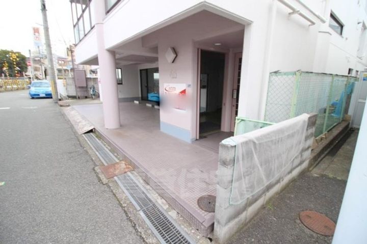 アイシス服部の玄関