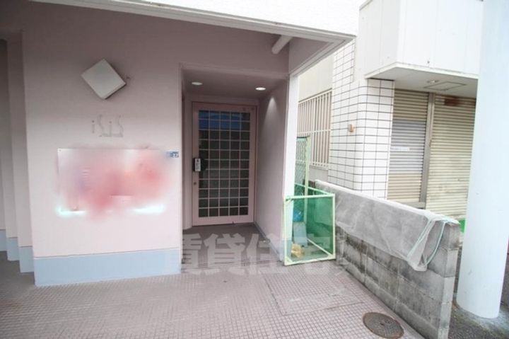 アイシス服部の玄関