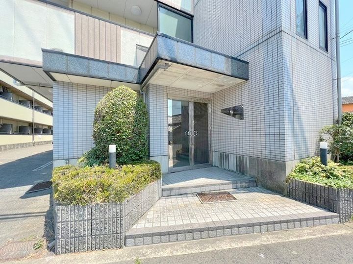 ベルメゾン一須賀2号館の玄関