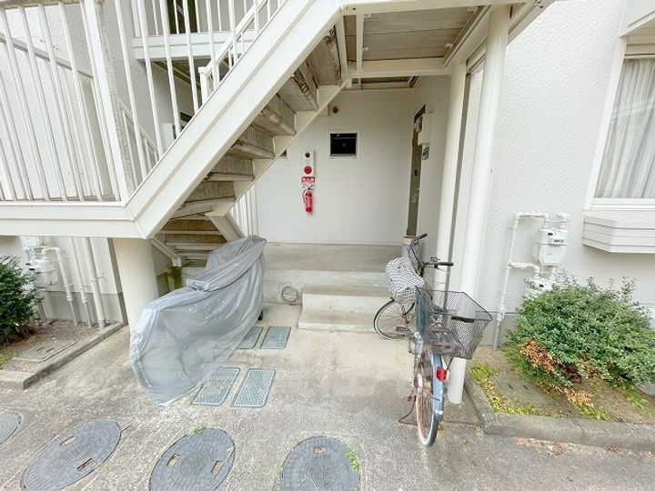 大阪府富田林市藤沢台3丁目の賃貸アパートの玄関