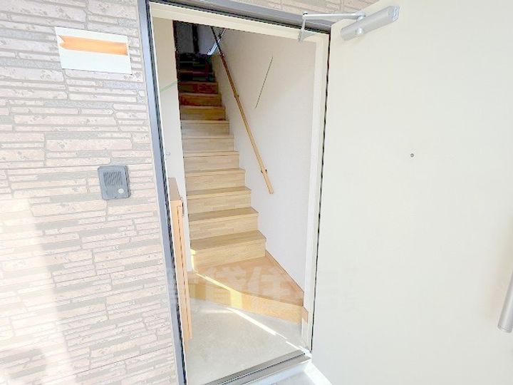 滋賀県守山市立入町の賃貸アパートの玄関