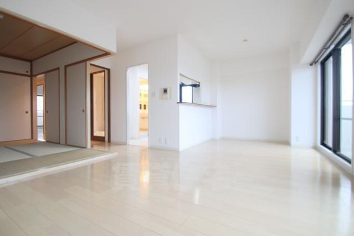 大阪府吹田市佐井寺4丁目の賃貸マンションの居間