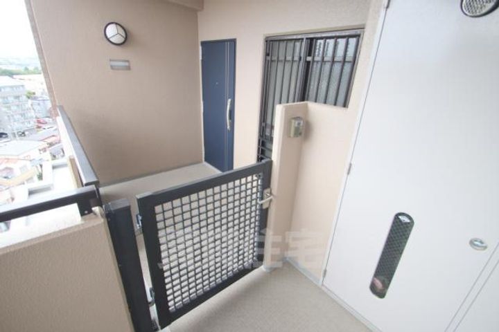 大阪府吹田市佐井寺4丁目の賃貸マンションの玄関