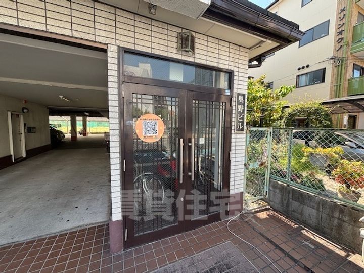 奥野ビルの玄関