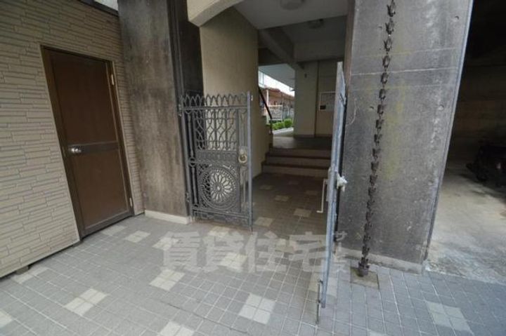 大阪府摂津市鶴野2丁目の賃貸マンションの玄関