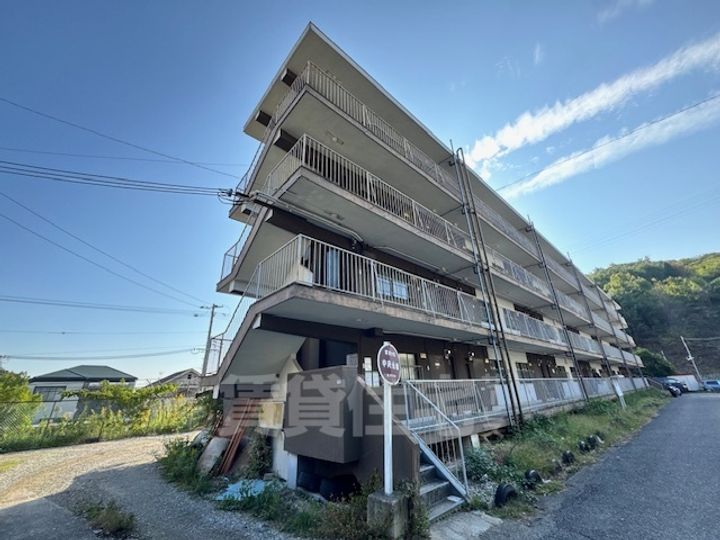 ヴィラナリー雲雀丘2号棟の外観