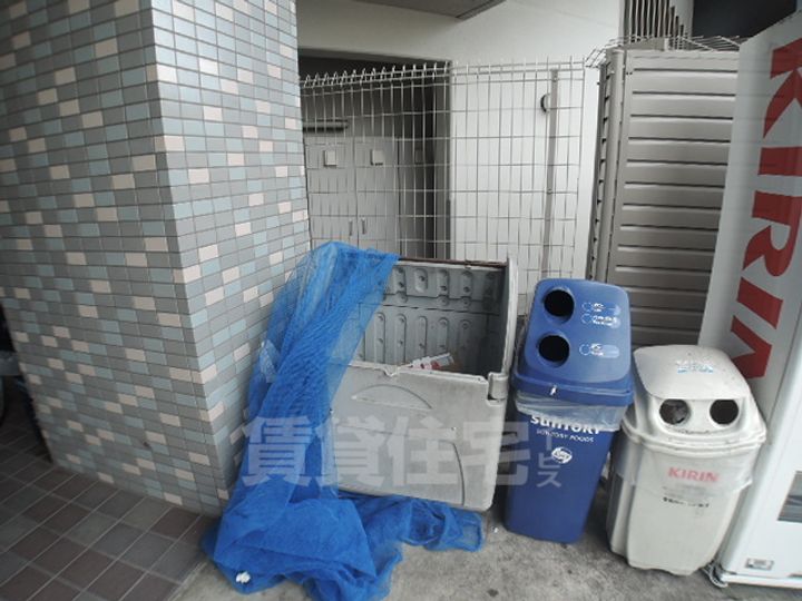 河原町ビルの玄関