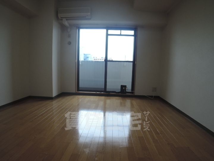 河原町ビルの居間