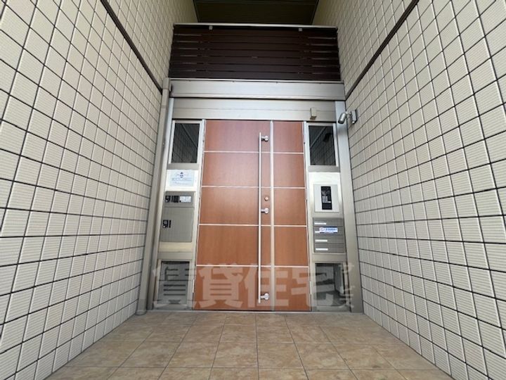 大阪府和泉市府中町の賃貸アパートの玄関