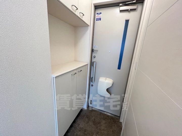 大阪府和泉市府中町の賃貸アパートの玄関