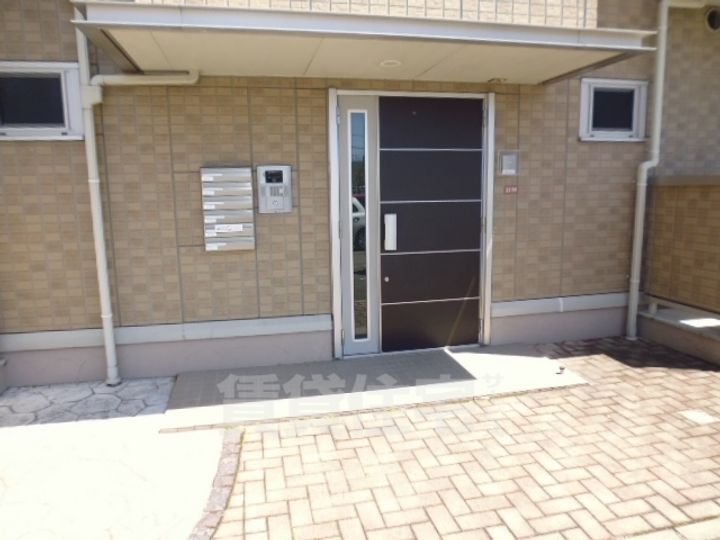 大阪府高槻市辻子1丁目の賃貸アパートの玄関