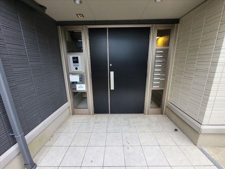 大阪府高槻市上田辺町の賃貸アパートの玄関