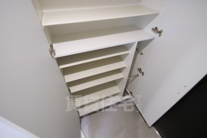 大阪府吹田市岸部南1丁目の賃貸マンションの玄関