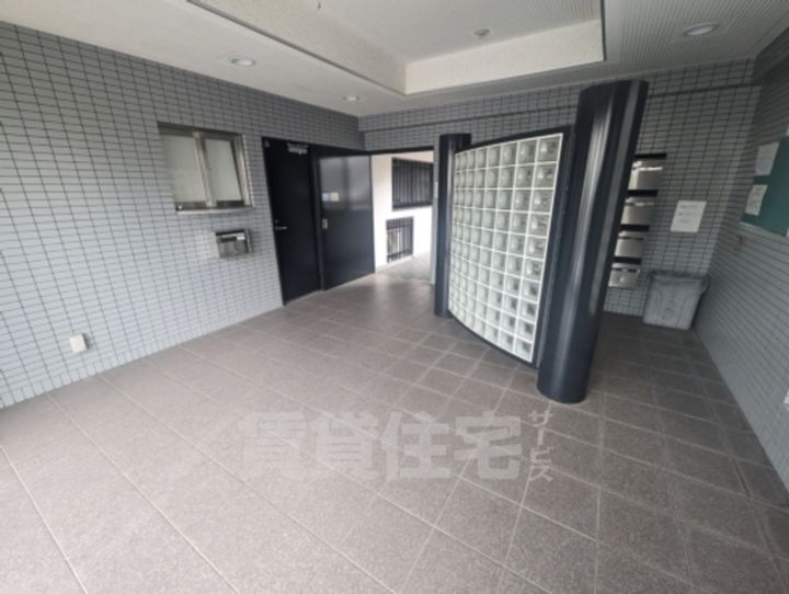 大阪府高槻市宮田町3丁目の賃貸マンションの玄関