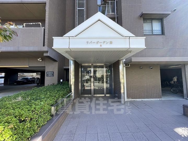 リバーガーデン藤の玄関