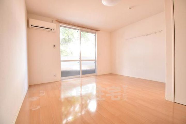 大阪府茨木市南春日丘7丁目の賃貸アパートの居間