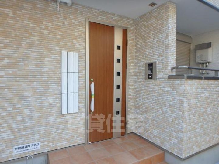 コンフォール姫島の玄関