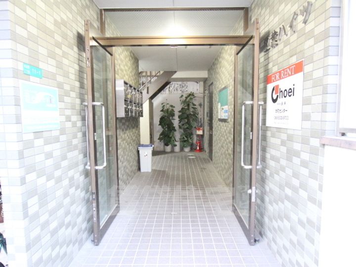 双葉ハイツの玄関