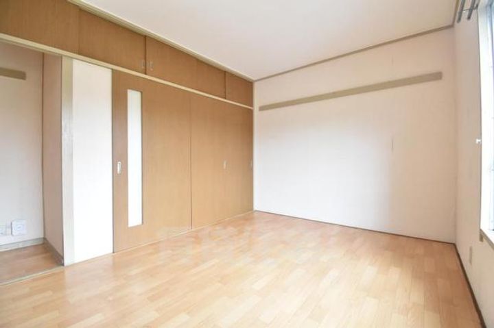 大阪府茨木市南春日丘1丁目の賃貸マンションの寝室