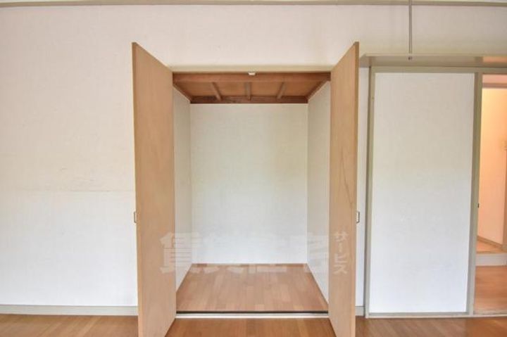 大阪府茨木市南春日丘1丁目の賃貸マンションの内装