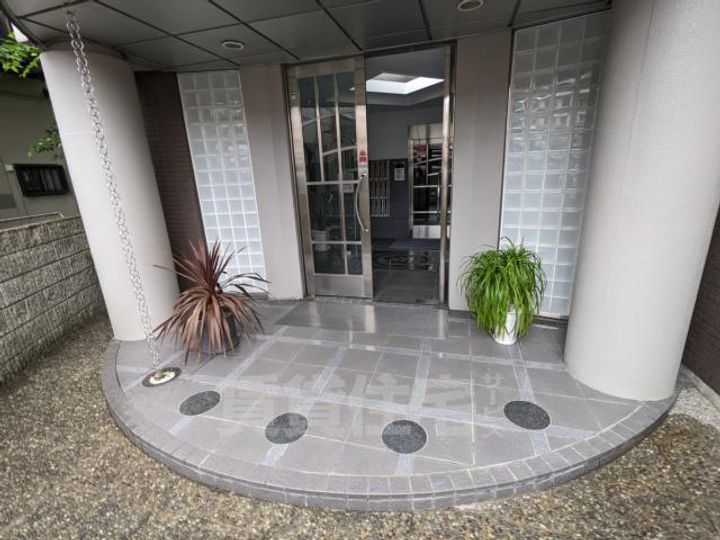 ファーストの玄関