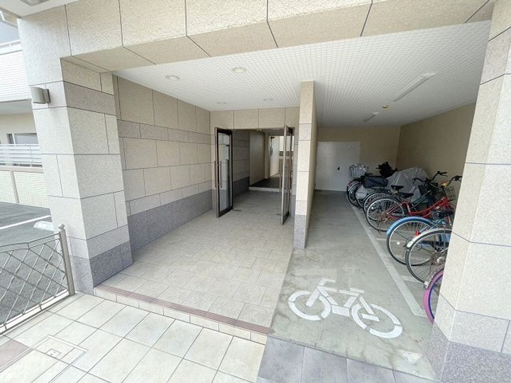 大阪府八尾市緑ヶ丘5丁目の賃貸マンションの玄関