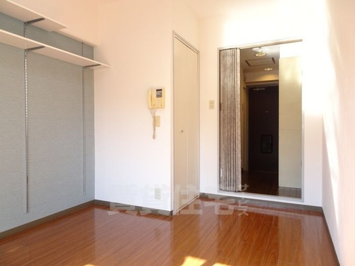 ドミトリーインテリジェンスの居間