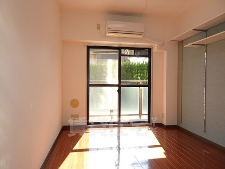 ドミトリーインテリジェンスの居間