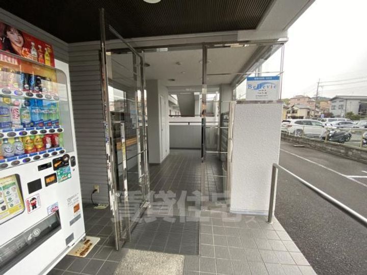 ドミトリーインテリジェンスの玄関