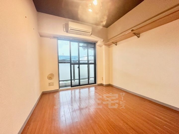 ドミトリーインテリジェンスの居間