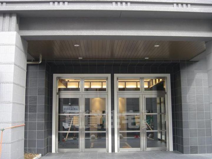 大阪府堺市堺区北花田口町2丁の賃貸マンションの玄関