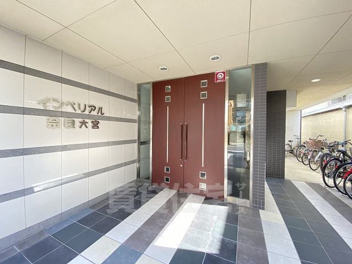 奈良県奈良市大宮町6丁目の賃貸マンションの玄関