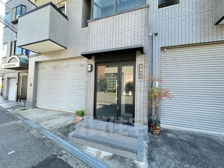 札場ビルの玄関