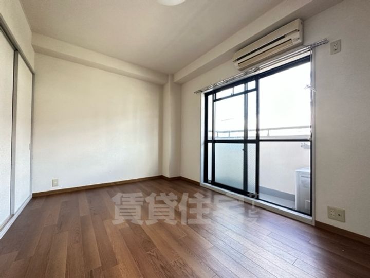 札場ビルの居間