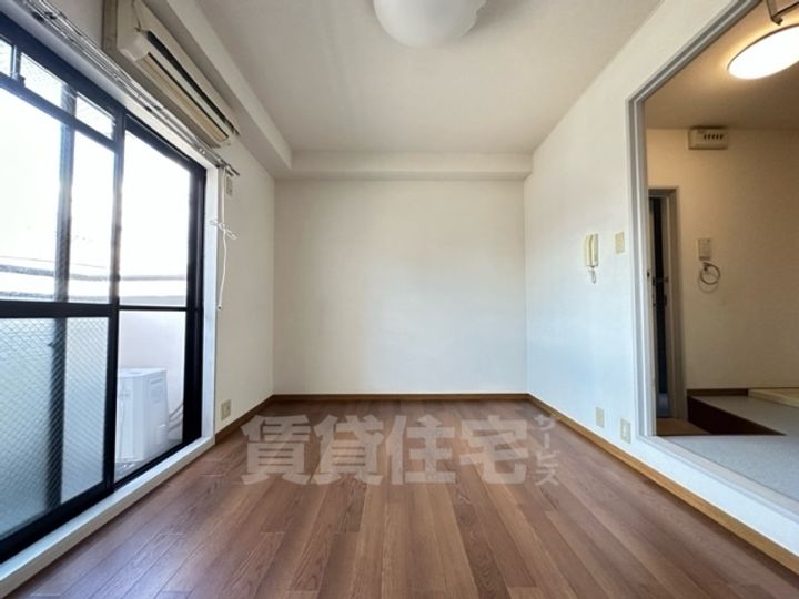 札場ビルの居間