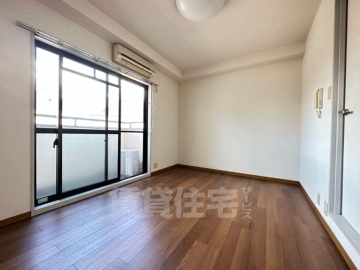 札場ビルの居間