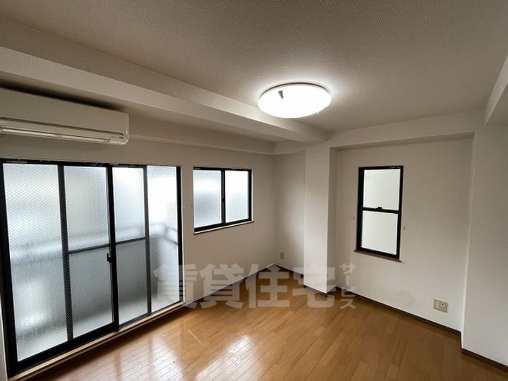 大阪府寝屋川市桜木町の賃貸マンションの居間